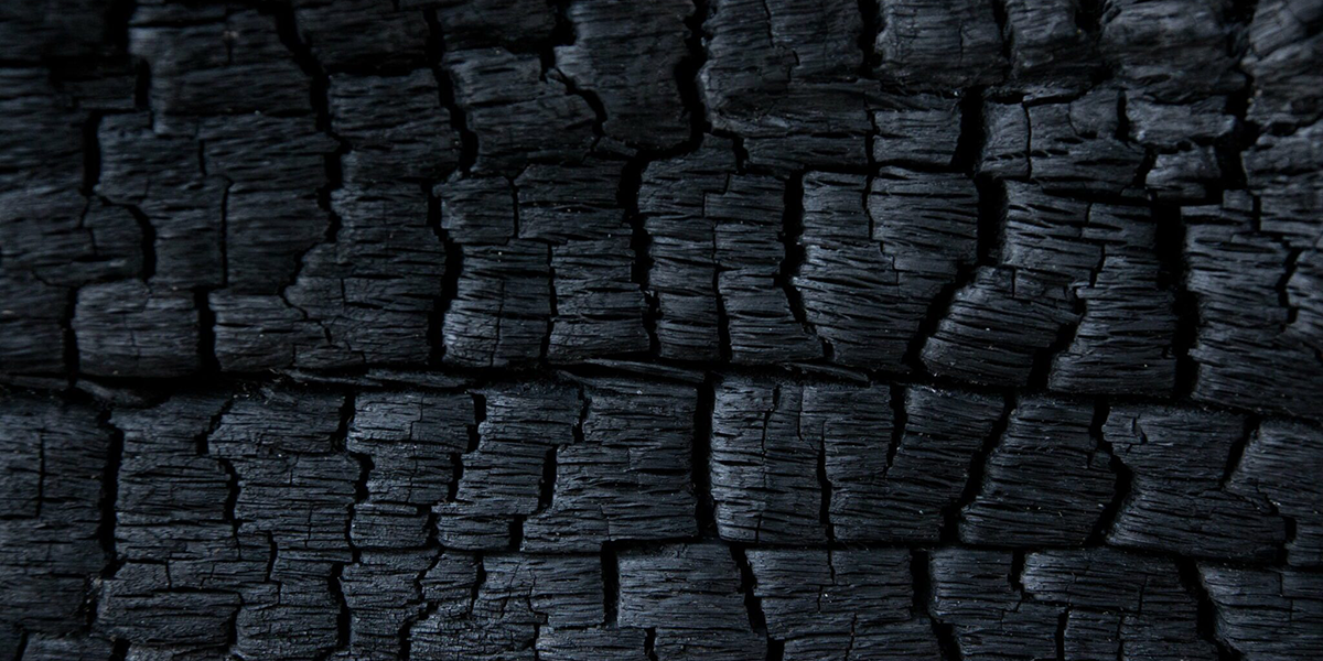 ciemne tło, zbliżenie na węgiel