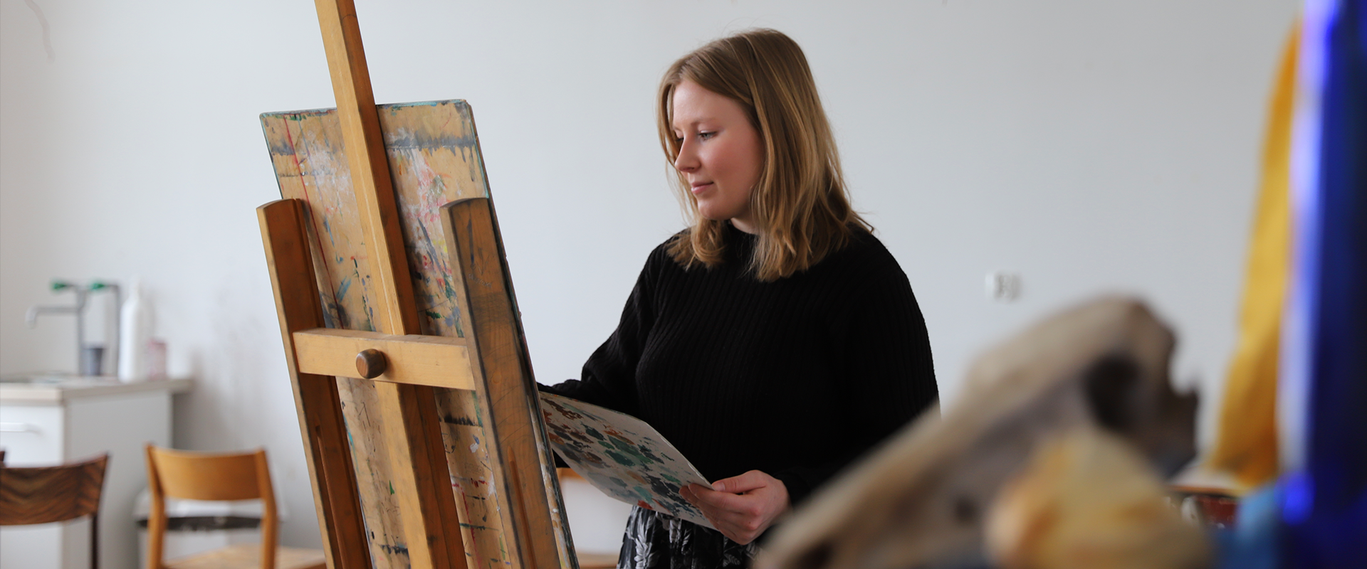 dziewczyna maluje obraz