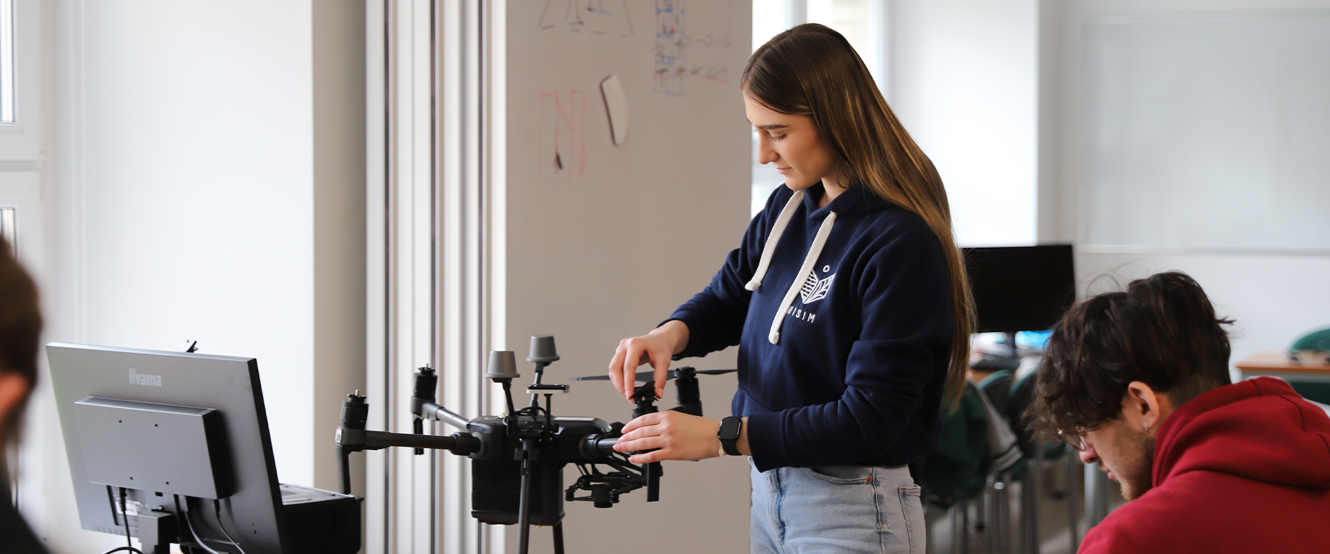 dziewczyna pracuje przy dronie