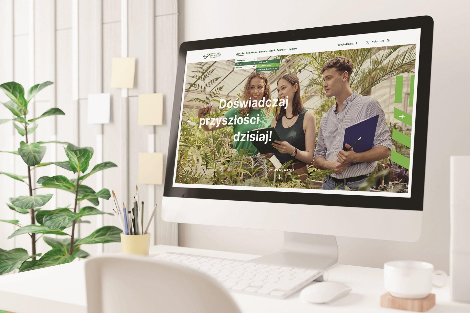 Witryna Uniwersytetu Przyrodniczego w Poznaniu, prezentująca oferty edukacyjne i aktualności uczelni, wyświetlona na ekranie komputera