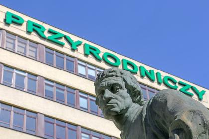 pomnik Siewcy, w tle budynek Collegium Maximum na kampusie głównym Uniwersytetu Przyrodniczego w Poznaniu