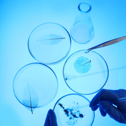 Grafika przestawiajaca sprzęty laboratoryjne na niebieskim tle