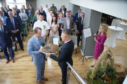 uczestnicy uniwersyteckich dożynek 2025, przekazanie chleba