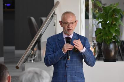 uczestnik Uniwersyteckich Dożynek 2025 podczas przemówienia