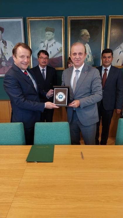 rektor Uniwersytetu Przyrodniczego w Poznaniu, prof. dr hab. Krzysztof Szoszkiewicz oraz rektor Karadeniz Technical University, prof.  Hamdullah Çuvalci podczas podpisania Memorandum of Understanding