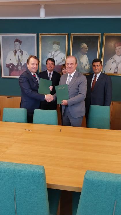 rektor Uniwersytetu Przyrodniczego w Poznaniu, prof. dr hab. Krzysztof Szoszkiewicz oraz rektor Karadeniz Technical University, prof.  Hamdullah Çuvalci podczas podpisania Memorandum of Understanding