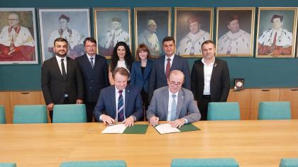 rektor Uniwersytetu Przyrodniczego w Poznaniu, prof. dr hab. Krzysztof Szoszkiewicz oraz rektor Karadeniz Technical University, prof.  Hamdullah Çuvalci podczas podpisania Memorandum of Understanding