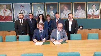 rektor Uniwersytetu Przyrodniczego w Poznaniu, prof. dr hab. Krzysztof Szoszkiewicz oraz rektor Karadeniz Technical University, prof.  Hamdullah Çuvalci podczas podpisania Memorandum of Understanding