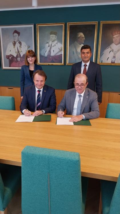 rektor Uniwersytetu Przyrodniczego w Poznaniu, prof. dr hab. Krzysztof Szoszkiewicz oraz rektor Karadeniz Technical University, prof.  Hamdullah Çuvalci podczas podpisania Memorandum of Understanding