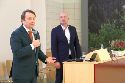 Rektor UPP wygłasza przemówienie w sali wykładowej