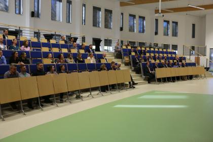 Grupa osób w sali wykładowej