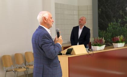 Mężczyzna w garniturze wygłasza przemówienie