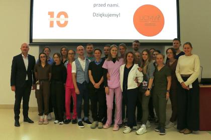 Grupa osób w sali wykładowej