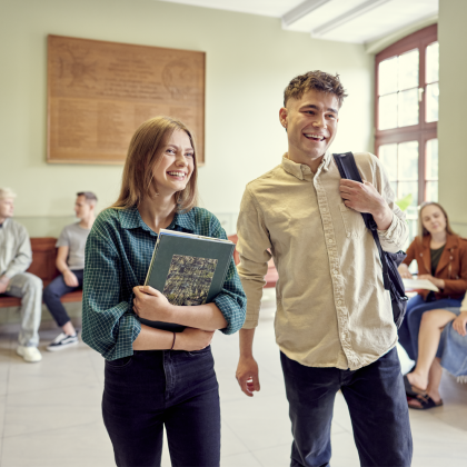 Studenci UPP w holu Koleegium Cieszkowskich