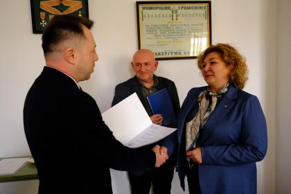 Mężczyzna i kobieta podają sobie ręce podczas powołania prof. UPP, dr hab. Agnieszki Pękali-Safińskiej do Rady Naukowej Instytutu 