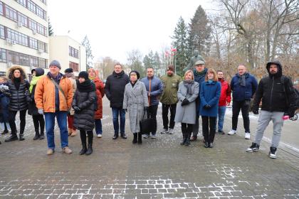 Grupa osób podczas oficjalnego odsłonięcia makiety wykonanej z brązu