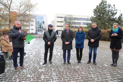 Grupa osób podczas oficjalnego odsłonięcia makiety wykonanej z brązu