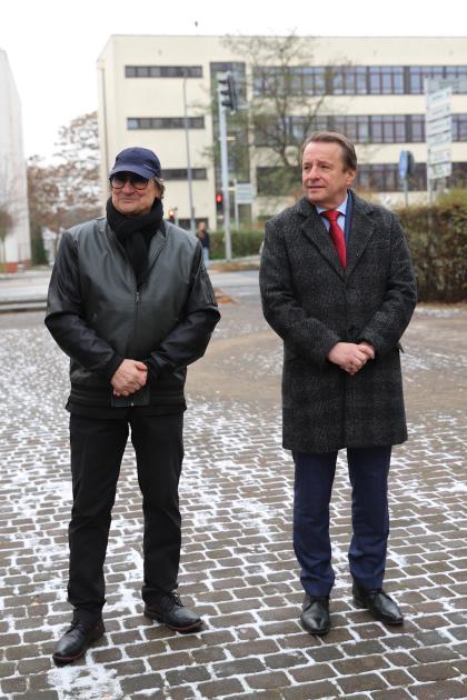 Dwóch mężczyzn podczas oficjalnego odsłonięcia makiety wykonanej z brązu