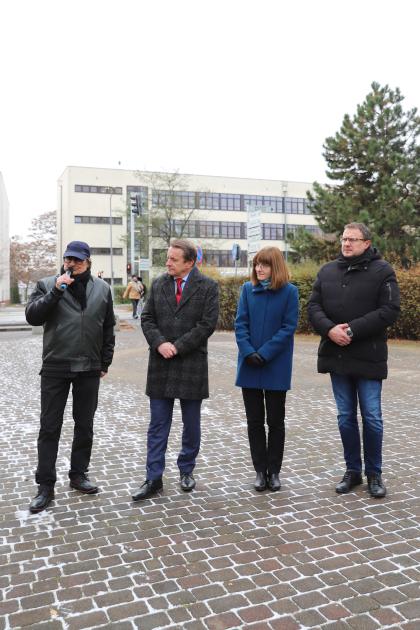 Grupa osób podczas oficjalnego odsłonięcia makiety wykonanej z brązu