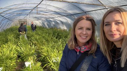 dwie kobiety, w tle rośliny hodowane w szklarni 