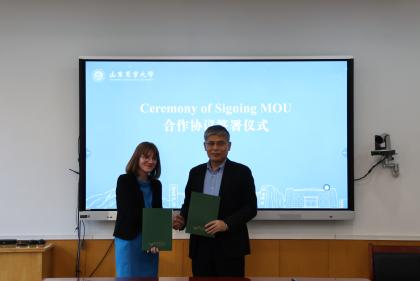 Dwie osoby podczas uścisku dłoni