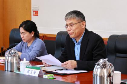 Dwie osoby siedzą przy stole