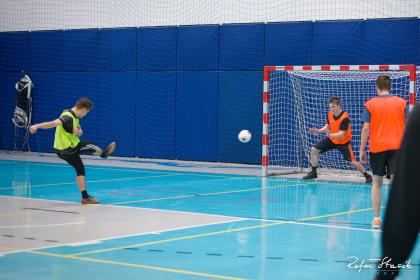Uczestnicy podczas turnieju w futsal