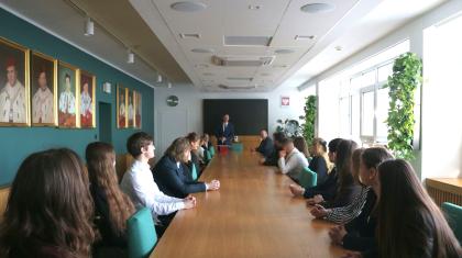 Grupa osób podczas spotkania