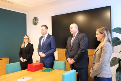 Grupa osób podczas spotkania