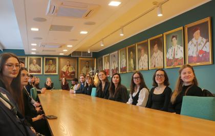 Grupa osób podczas spotkania