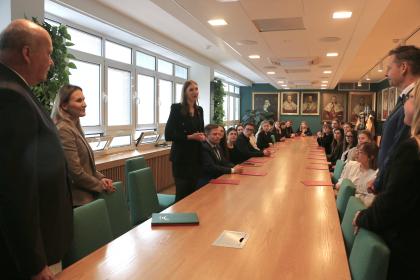 Grupa osób podczas spotkania