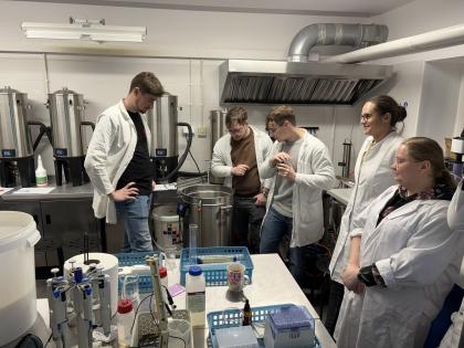 Grupa osób podczas kursu