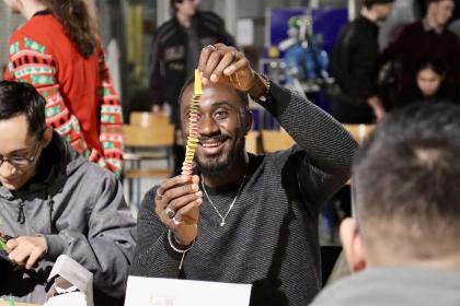 Uczestnicy podczas tworzenia świątecznych ozdób