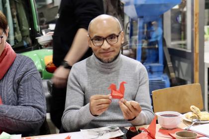 Uczestnicy podczas tworzenia świątecznych ozdób