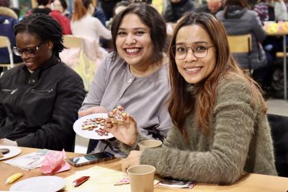 Uczestnicy podczas tworzenia świątecznych ozdób