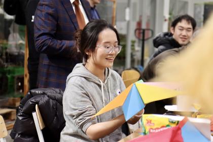 Uczestnicy podczas tworzenia świątecznych ozdób