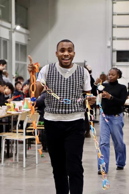 Uczestnicy podczas tworzenia świątecznych ozdób