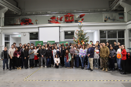 Uczestnicy podczas tworzenia świątecznych ozdób