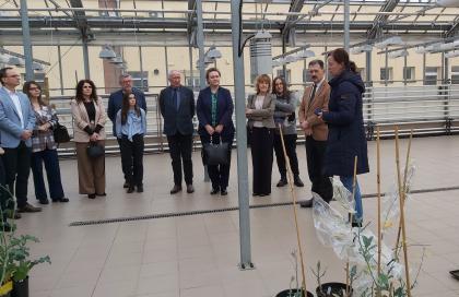 grupa osób w szklarni