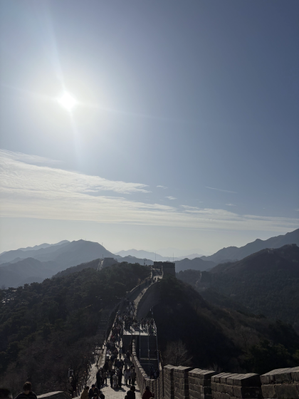 mur chiński, w tle góry