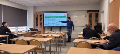 grupa osób podczas prezentacji