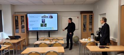 grupa osób podczas prezentacji