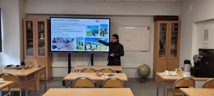 grupa osób podczas prezentacji