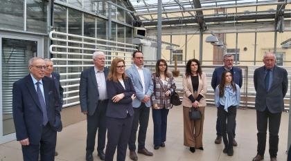 grupa osób w szklarni