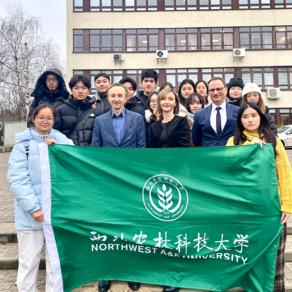 grupa osób przed budynkiem