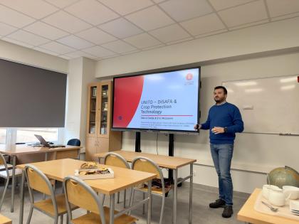 grupa osób podczas prezentacji