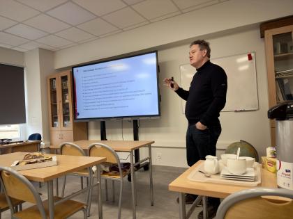 grupa osób podczas prezentacji