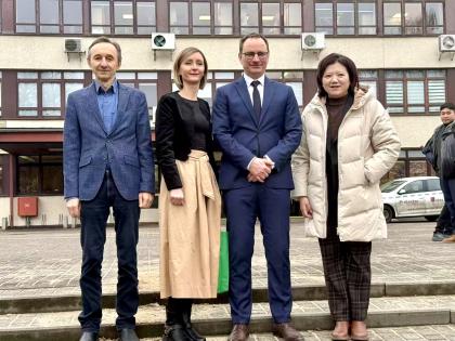 grupa osób przed budynkiem