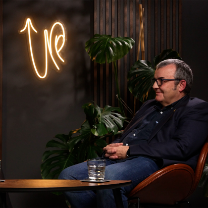 mężczyzna siedzi na fotelu w studiu