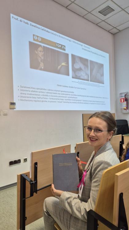 Kobieta w sali wykładowej